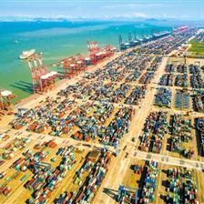 廣州港與白云機(jī)場(chǎng) 雙輪驅(qū)動(dòng)，連通全球與內(nèi)貿(mào)的航運(yùn)樞紐